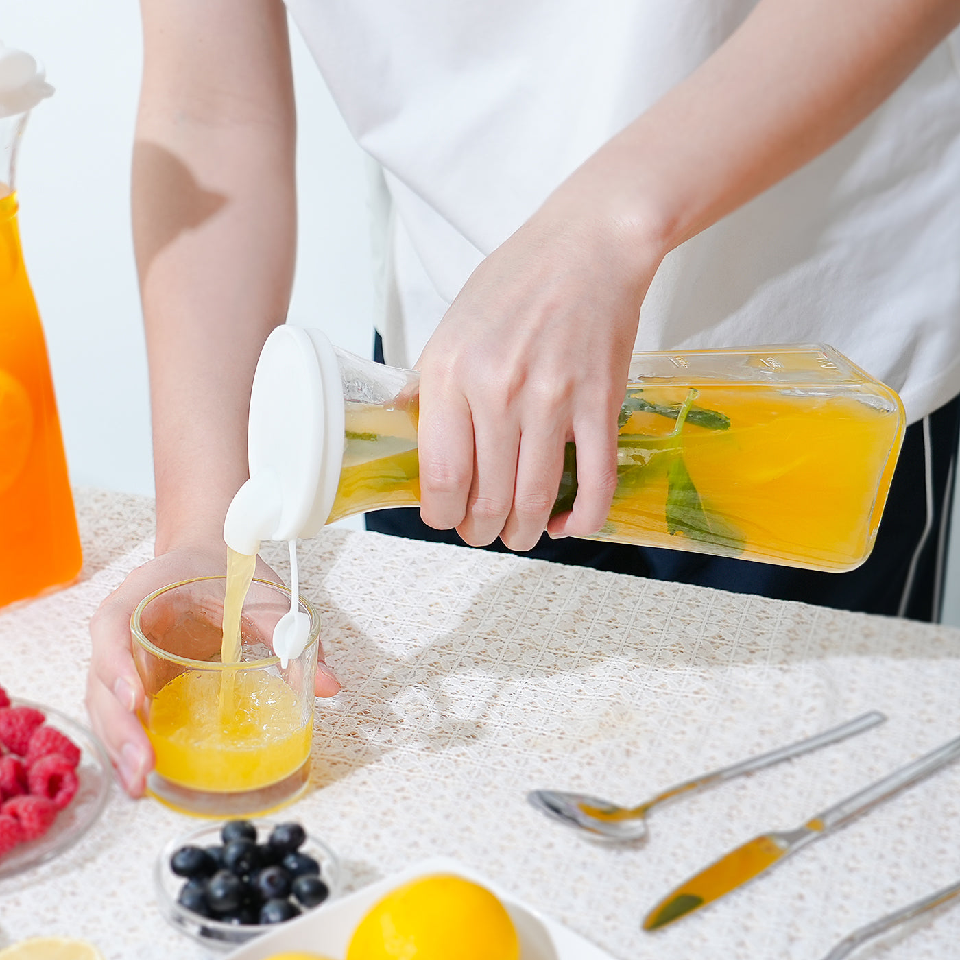 35 Oz Square Glass Carafe with 4 Lids and 2 Silicone Pour Spouts