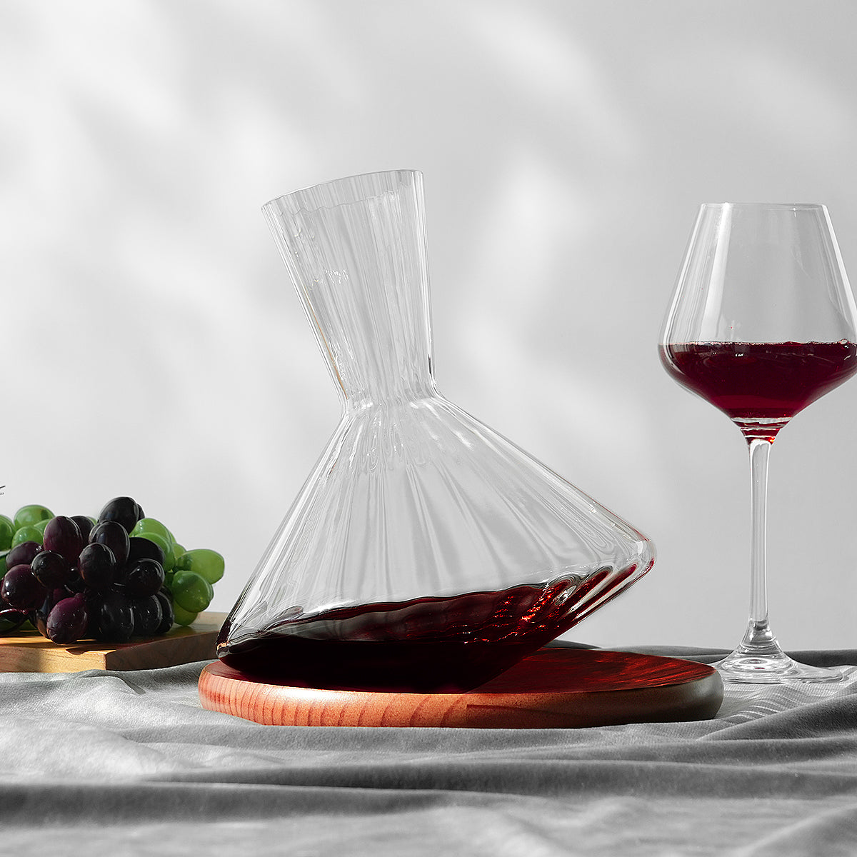 1600ML（54 OZ） Rotatable Wine Decanter with Wood Base