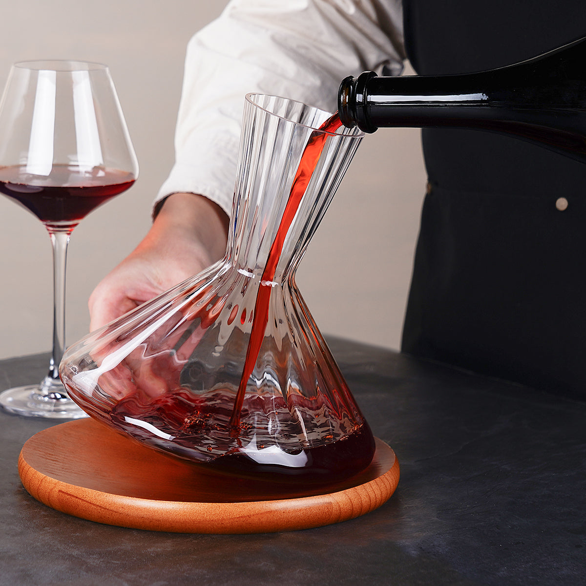 1600ML（54 OZ） Rotatable Wine Decanter with Wood Base